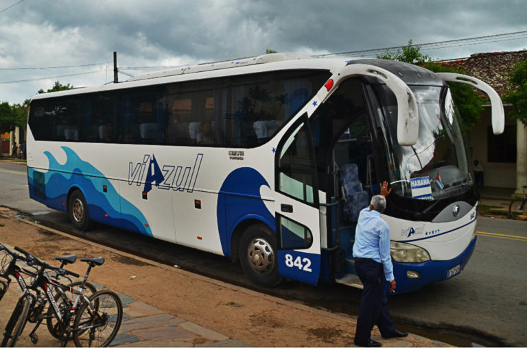 Lire la suite à propos de l’article Bus et taxis collectifs, le plan transport le moins cher à Cuba